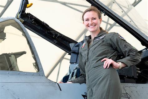 A-10 pilot honored for landing her Warthog without working landing gear ...