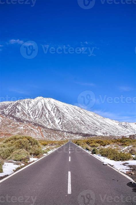 Snowy mountain landscape 21900095 Stock Photo at Vecteezy