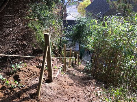 Stake fencing install on steep hill – Robert Smith Fencing Solutions Ltd.