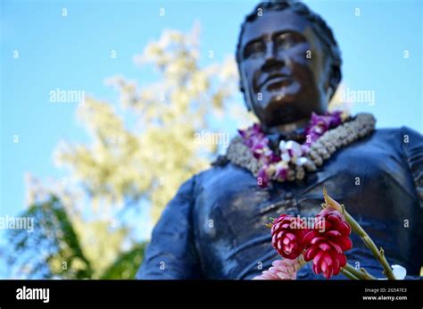 Queen kapiolani statue kapiolani park hi-res stock photography and ...