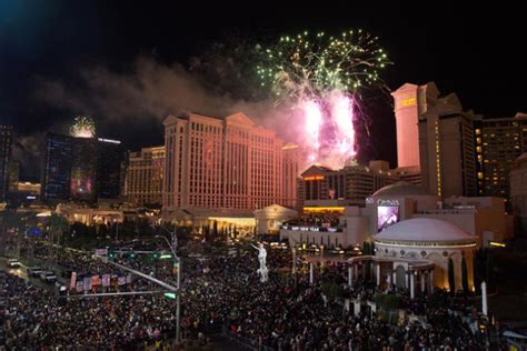 Fireworks light up the Strip as Las Vegas welcomes 2016 — PHOTOS | Las ...