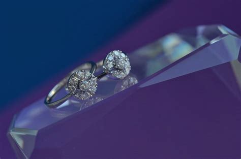 Cubic Zirconia vs Diamond: Clarity, Color, Brilliance, Durability & Price