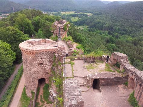 The ruins of Neu-Falkenstein castle | GloHoliday