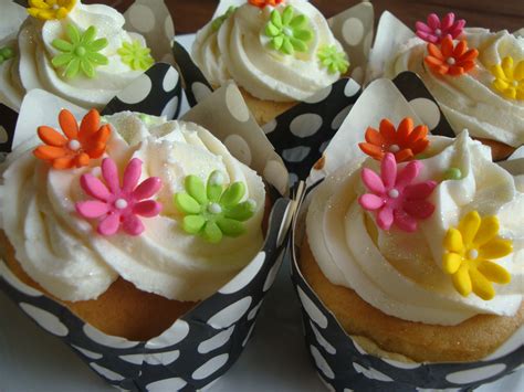 Beautiful Cupcakes for Beautiful Women | cupcakes2delite