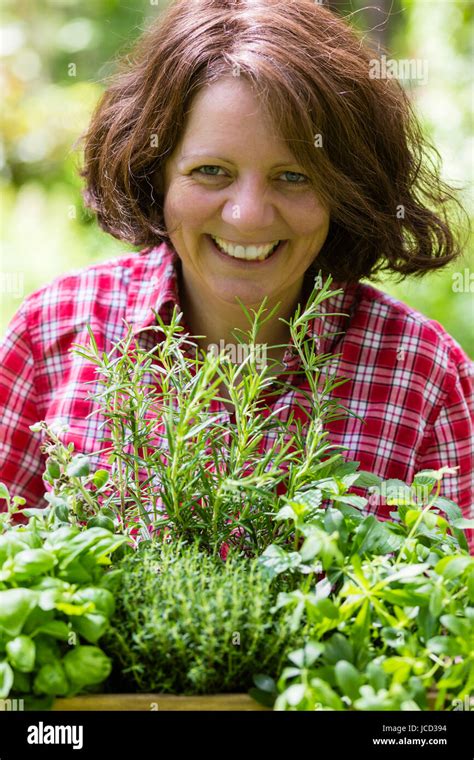 Junge frau im portrait young hi-res stock photography and images - Alamy