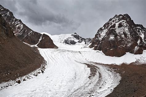 Premium Photo | Hikers in the snowy mountains