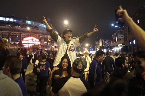 16 incredible photos of Cubs fans losing their minds in Chicago after ...