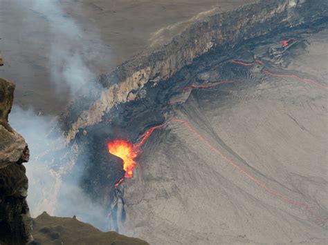 Long-Period Earthquake Swarm Detected Under Volcano