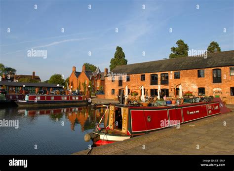 √ Canal Waterfront Market Harborough