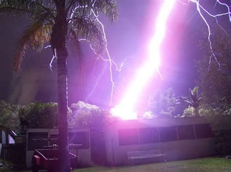 Man Photographed Lightning Bolt Hitting Neighbor's House. - Neatorama