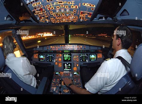 Flugzeug cockpit nacht hi-res stock photography and images - Alamy