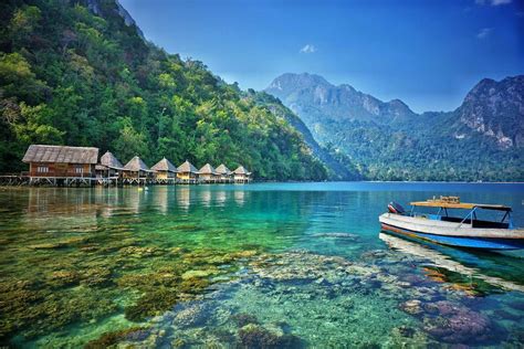 11 Spot Foto Pantai Ora MALUKU (HTM, Rute, Jam Buka)