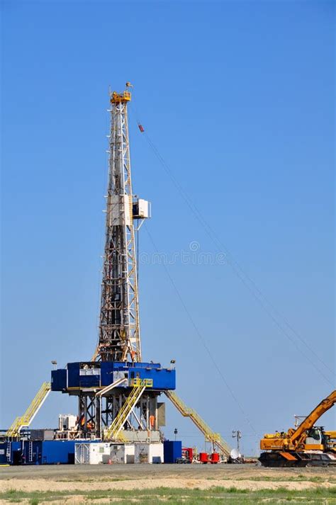 The onshore drilling rig stock photo. Image of construction - 178515994