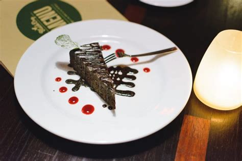 Chocolate dessert in a restaurant | Pictures of food • Foodiesfeed ...