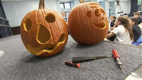 This Is the Fastest Pumpkin Carver in the World - ABC7 Chicago