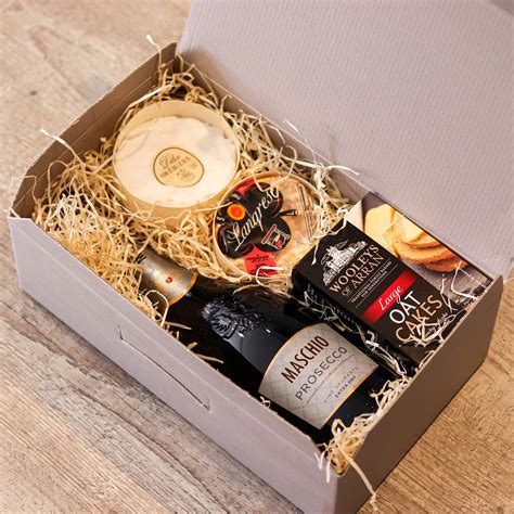 Fizz & Cheese Gift Hamper - Yumbles.com