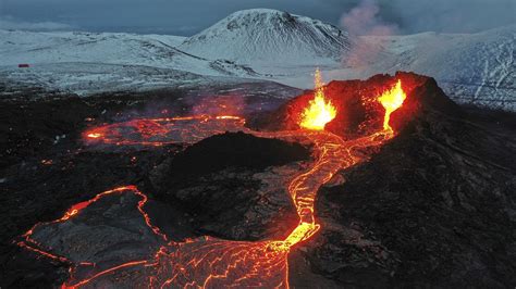 Islande : l'éruption d'un volcan attire les foules