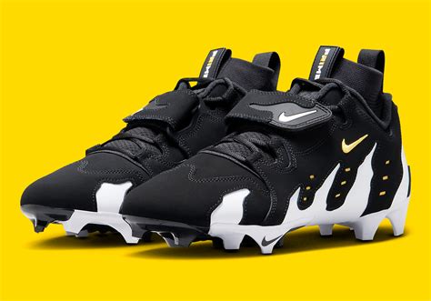 Nike Is Releasing The Diamond Turf Cleats In The Original Colorway