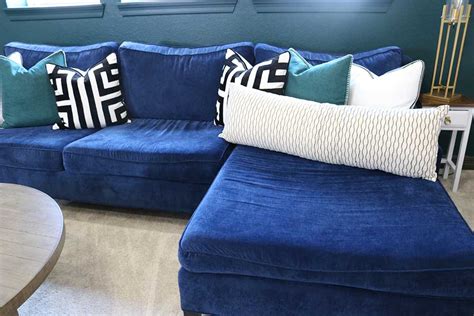 How To Decorate A Living Room With Navy Blue Sofa | Homeminimalisite.com