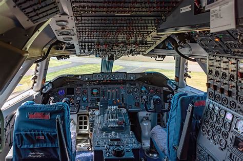 Cockpit view KLM Boeing 747-400 :: Behance