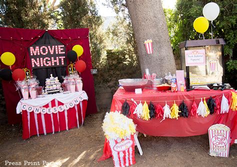 Perfect Backyard Movie Night Birthday Ideas [Easy Outdoor How To]