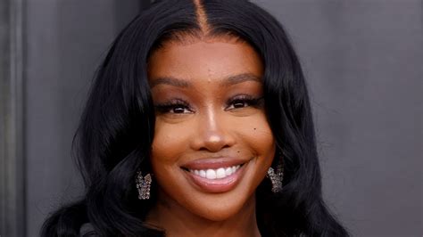 SZA Has a Treasure Chest's Worth of Jewels on Her Nails — See Photos ...