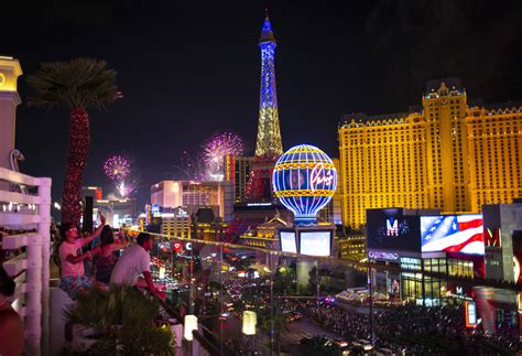 Las Vegas Strip celebrates 4th of July with fireworks — PHOTOS | Las ...