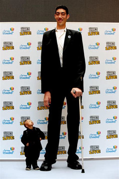 World's tallest man Sultan Kosen stops growing - Photo 10 - Pictures ...