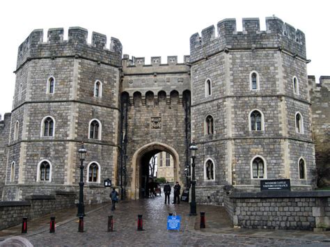 Parts of a Medieval Castle: The Gatehouse - Medieval Britain