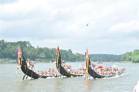 ANOOP G KURUP: HQ Pictures Of Aranmula Boat Race 2010