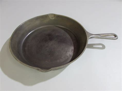 Lot Detail - LODGE CAST IRON SKILLET