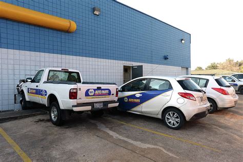 NAPA driver crashes truck into store's wall - Beaumont Enterprise