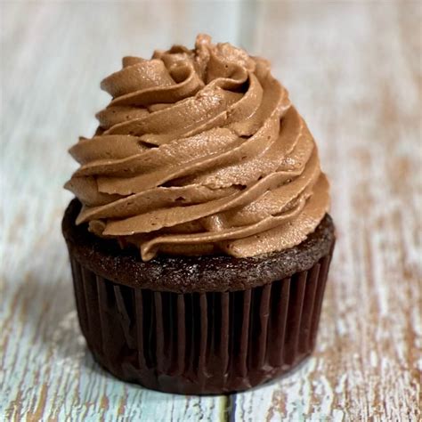 Fluffy Chocolate Buttercream Frosting: a Bakery Recipe - Amycakes Bakes