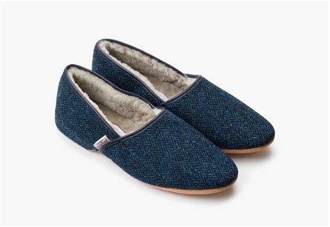 15 Best Slippers for Men in 2022: Buying Guide