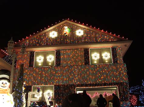 Top 10 Biggest Outdoor Christmas Lights House Decorations - DigsDigs