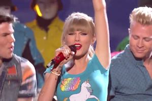 Taylor Swift - 22 [Live] (video+lyrics)