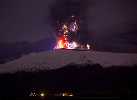 ‘Dirty thunderstorm’: Lightning in a volcano - TODAY.com