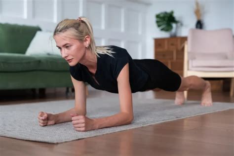 How To Do A Plank in Perfect Form, According to Trainers