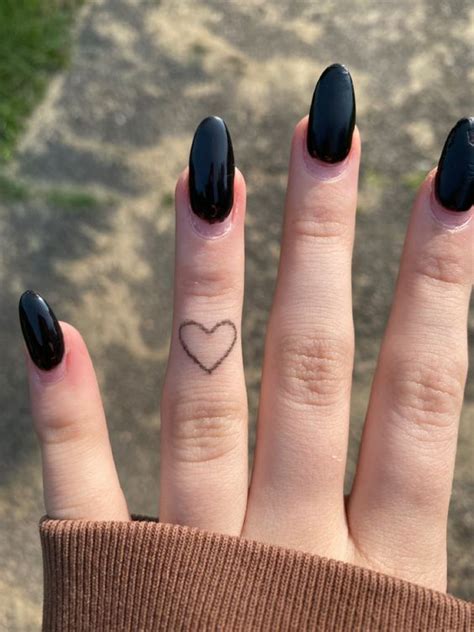 Heart Tattoo on Finger. - MELTBLOGS