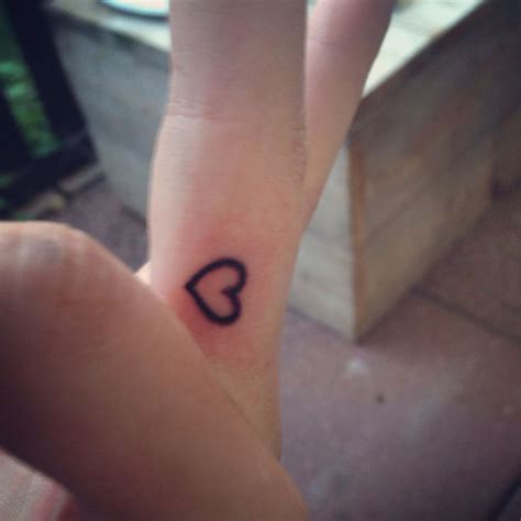 Finger tattoo heart | Tattoos, Heart tattoo on finger, Finger tattoos