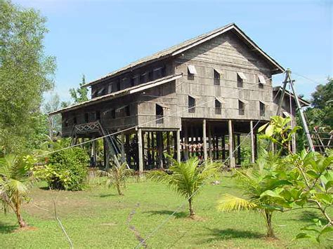 Latar Belakang Rumah Panjang Di Sarawak