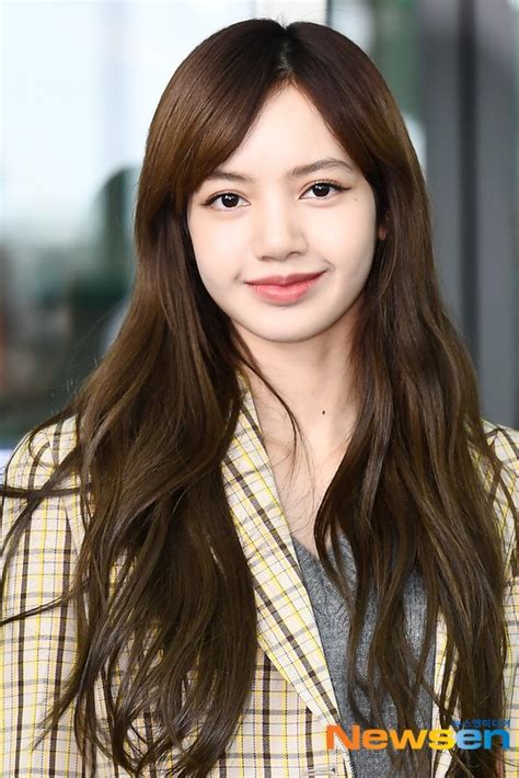 BLACKPINK's Lisa Finally Reveals Her Forehead With A No-Bangs Look ...