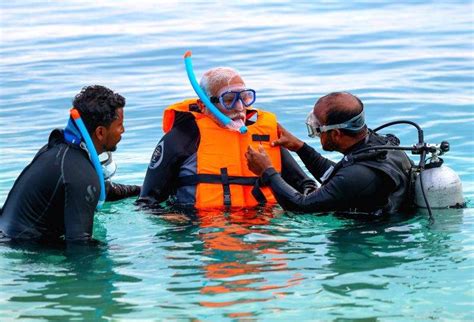 Lakshadweep : Prime Minister Narendra Modi tries snorkeling during his ...