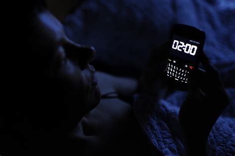 Using your smartphone in the dark could cause temporary blindness ...