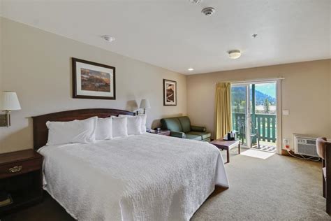 Deluxe Alpine Wyoming Hotel Rooms | Flying Saddle Resort