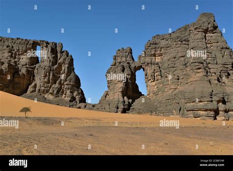 SAHARA DESERT ROCK FORMATIONS IN TADRART NATIONAL PARK IN ALGERIA Stock ...