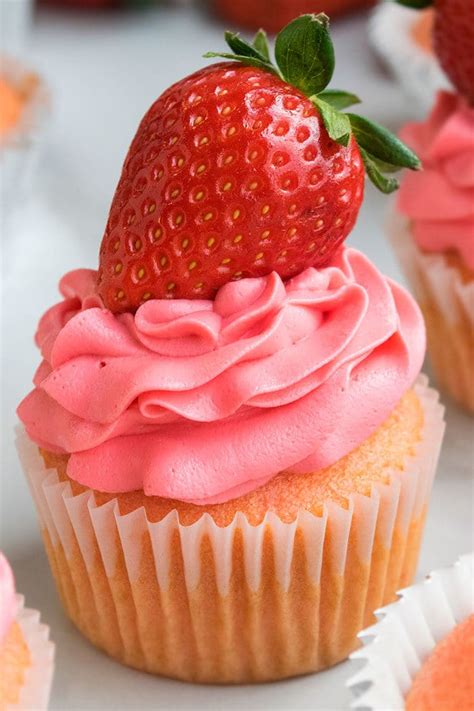 Fresh Strawberry Cupcakes {From Scratch} - CakeWhiz