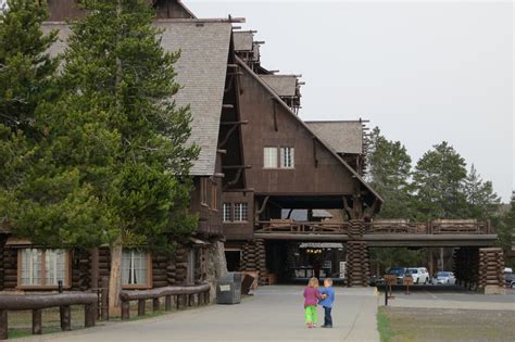 Old Faithful Inn in Yellowstone National Park, Wyoming - Kid-friendly ...