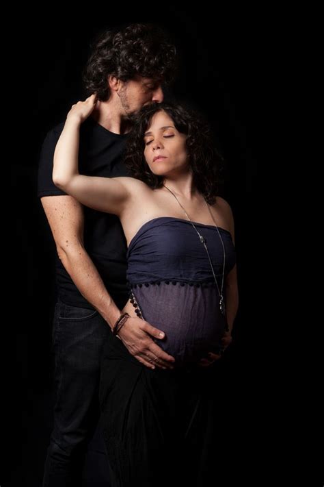 How To Pose For Maternity Photoshoot - Photography Subjects