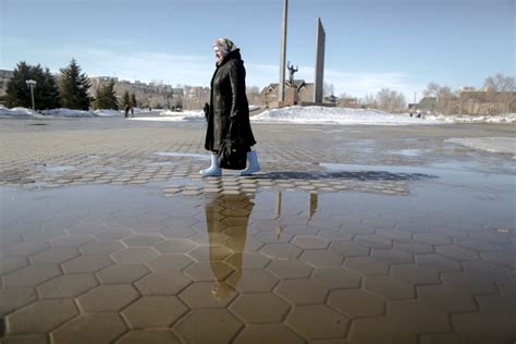 Russian babushka saving ancient weaving crafts - Russia Beyond